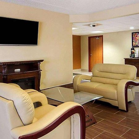Super 8 By Wyndham Sturtevant Racine Bagian luar foto