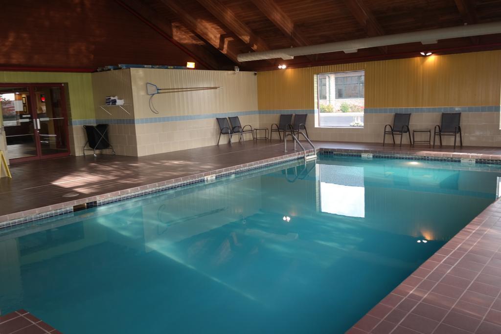 Super 8 By Wyndham Sturtevant Racine Bagian luar foto