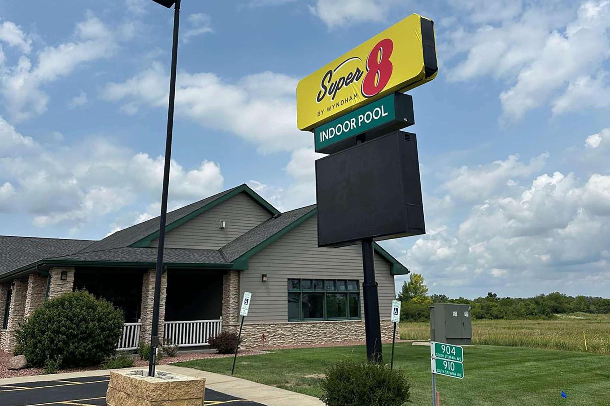 Super 8 By Wyndham Sturtevant Racine Bagian luar foto