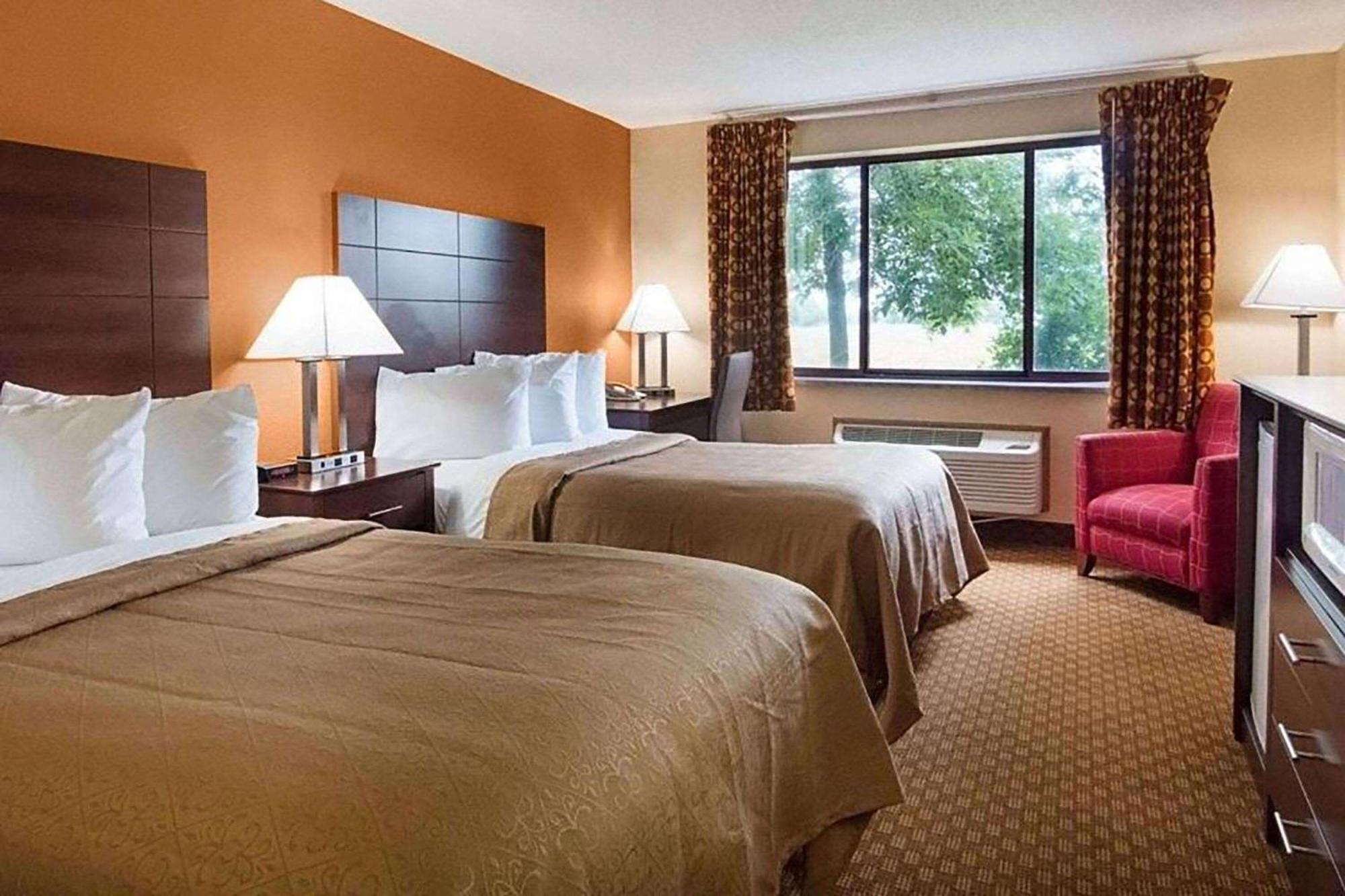 Super 8 By Wyndham Sturtevant Racine Bagian luar foto