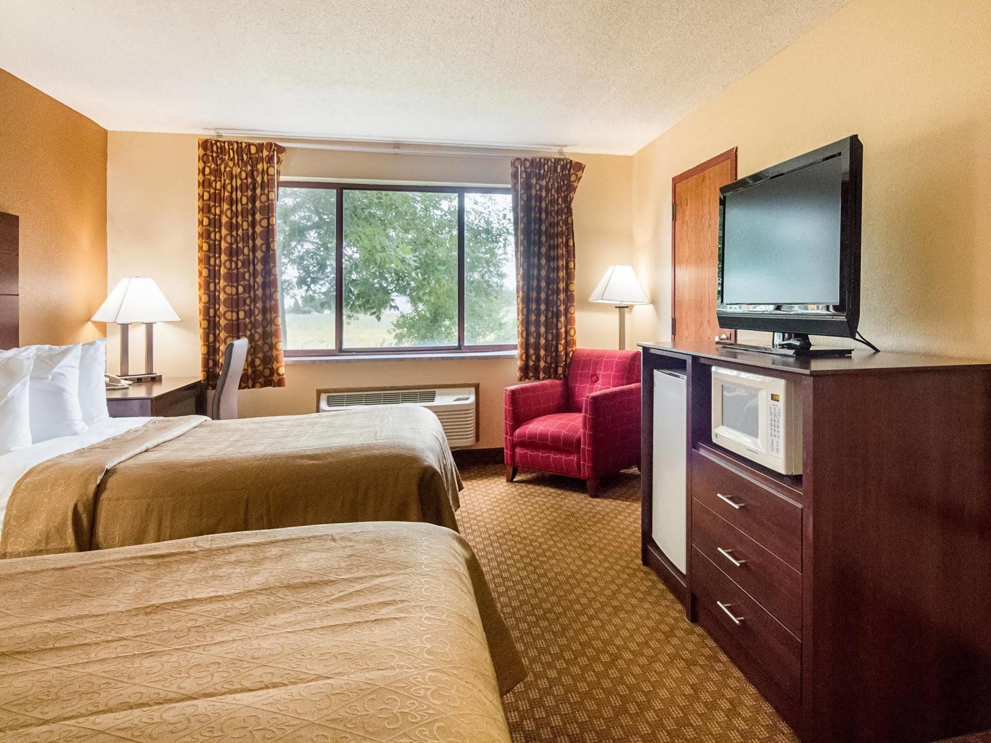 Super 8 By Wyndham Sturtevant Racine Bagian luar foto